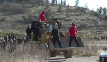 Kolona građana Zete krenula bagerom da oslobode Botun